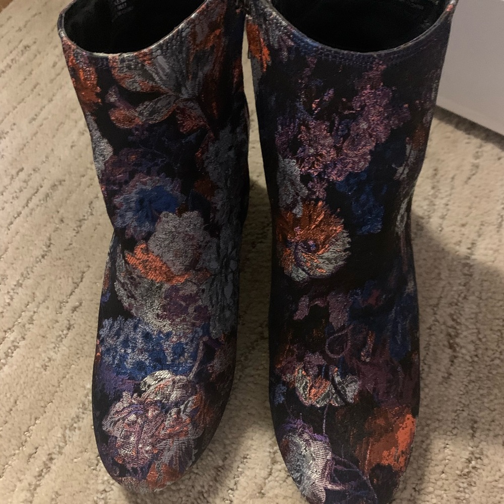 Adorable flower boots! So fun!